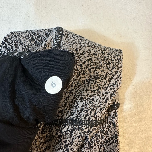 Lululemon High Rise Legging Side Pockets Gray, Black Mesh Around To Ankle Size 6 - Picture 9 of 9